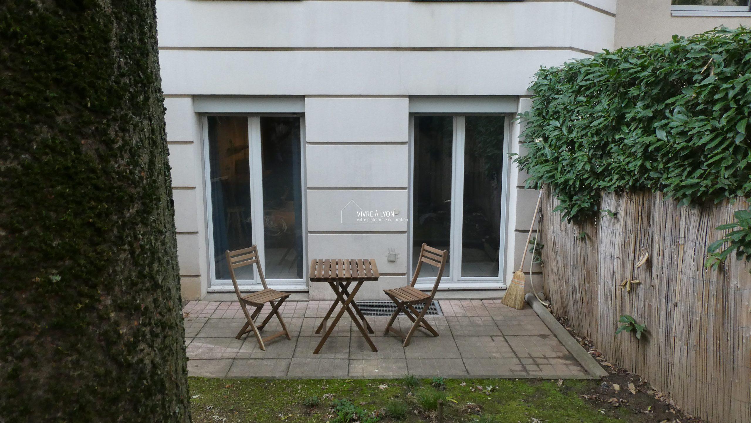 Location appartement à Lyon 3 - terasse avec table et chaises