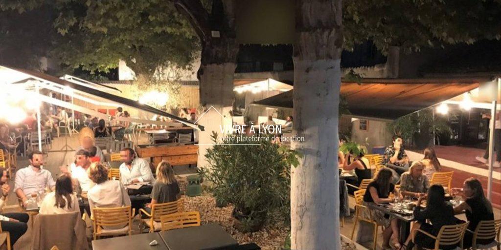 Grande terrasse du restaurant O'Kypos à Lyon 9, situé entre Valmy et Vaise