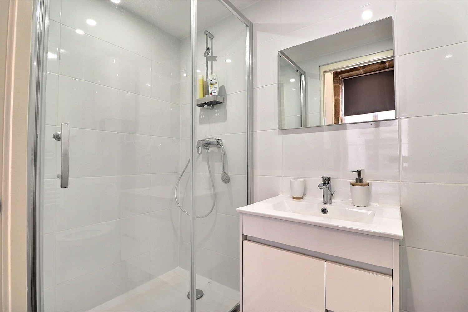 Salle de bain avec douche à l'italienne dans cet appartement à Lyon 5